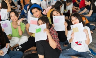 H’hen Niê định hướng nghề nghiệp cho 400 nữ sinh tại Vĩnh Long