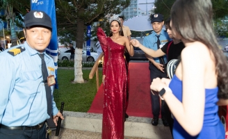 H’Hen Niê gây chú ý khi xuất hiện cùng vương miện và mái tóc dài suôn thẳng