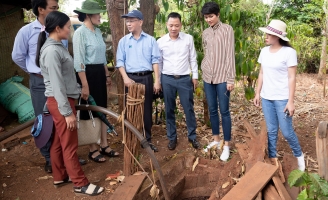 H’hen Niê khảo sát mang nguồn nước sạch về buôn làng