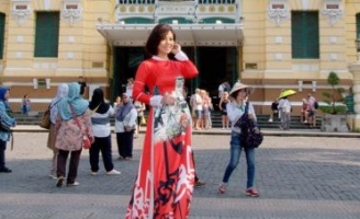 Hồ Lệ Thu khoe dáng Xuân với áo dài truyền thống