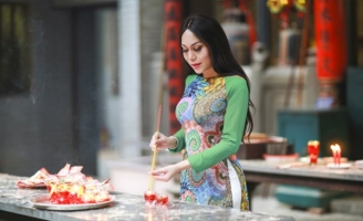 Hoa hậu Bikini Phương Vy về nước đón năm mới với áo dài truyền thống