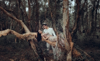 Hoa hậu Di Khả Hân tình tứ bên Á vương Hoàng Phi Kha trong bộ ảnh mới