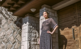 Hoa hậu Hà Kiều Anh khoe dáng giữa phố cổ Hàn Quốc