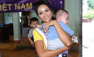 Hoa hậu H'Hen Niê đi từ thiện cùng Miss Universe 2008 Dayana Mendoza