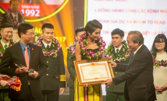 Hoa hậu H’hen Niê được vinh danh “10 gương mặt trẻ việt nam tiêu biểu năm 2018”