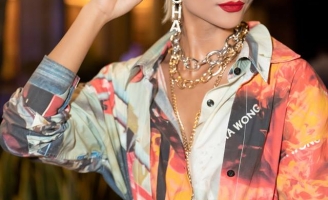  Hoa hậu H’Hen Niê gây bất ngờ với khán giả khi xuất hiện với mái tóc bạch kim