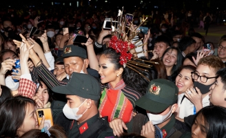 Hoa hậu H’Hen Niê leo lên cây, hái cà phê làm vương miện