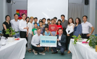 Hoa hậu H’Hen Niê trao tặng số tiền 100 triệu đồng cho tổ chức 'Trẻ em Rồng Xanh'