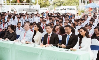 Hoa hậu H’hen Niê và á hậu Hoàng Thùy trao học bổng cho học sinh tỉnh Long An