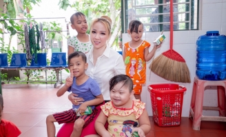 Hoa hậu Hoàng Hải My miệt mài với hành trình từ thiện tại quê nhà