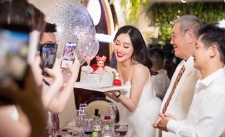 Hoa hậu Huỳnh Thúy Anh xinh đẹp nổi bật tại tiệc sinh nhật