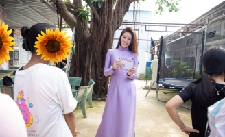 Hoa hậu Khánh Vân đội vương miện, đến thăm ngôi nhà OBV nhân ngày Quốc tế thiếu nhi