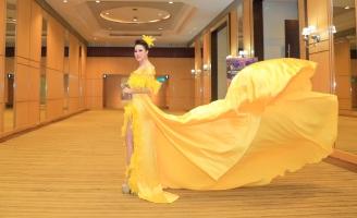 Hoa hậu Lê Đỗ Minh Thảo chia sẻ niềm vui với tân Hoa hậu Doanh nhân hoàn vũ 2019