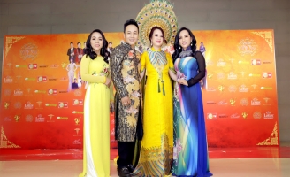 Hoa hậu – Nam vương người Việt: Không chỉ là giám khảo, Tony Lê còn đồng hành làm thiện nguyện