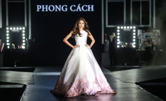 Hoa hậu Phạm Hương mặc váy trắng xinh như công chúa