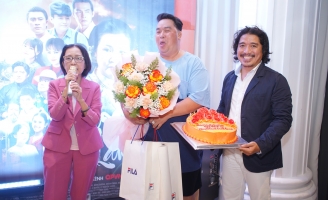 Hoàng Mập được ekip Hoàng Hạc Lâu chúc mừng đậu thạc sĩ