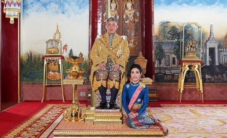 Hoàng quý phi Thái Lan mắc bẫy tranh chỗ ngồi cạnh nhà vua?