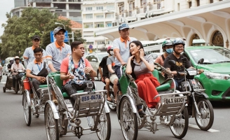 Hoàng Thùy tự tin nói tiếng anh cùng thầy dạy catwalk khám phá Sài Gòn