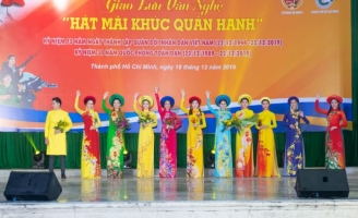Hơn 6000 người lính Sư đoàn 9 thưởng thức BST Áo dài của NTK Việt Hùng
