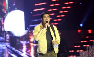 Huỳnh Trường Thịnh mê hát đến mức cầm ổ bánh mì trên tay suốt tiết mục 