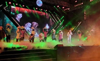 Khán giả đội mưa, ủng hộ 'thầy trò' Đan Trường - Trung Quang tại phố đi bộ