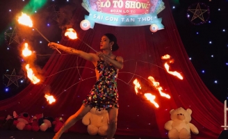 Khán giả thót tim khi thấy Nhã Vy biểu diễn múa lửa