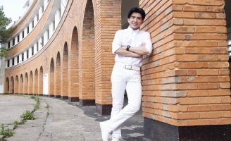 Kiểu tóc 2 mái 'thần thánh' của Đan Trường trở lại trong MV mới