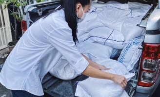 Kim Duyên ủng hộ 5 tấn gạo giúp người bán vé số