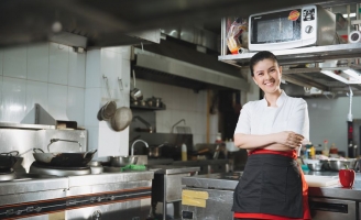 Kim Thư tất bật trong bếp, tự tay chuẩn bị mọi thứ để khai trương nhà hàng