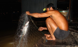 Lênh đênh chài lưới và khoảnh khắc đối mặt với cá 'khủng'