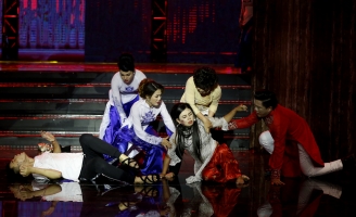 Lô tô show: Giám khảo nghẹn ngào trước tiết mục của đoàn lô tô Mạnh Quyên