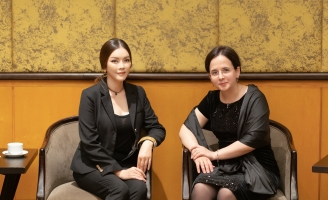 Trong vai trò Lãnh sự danh dự Rumani Lý Nhã Kỳ liên tục bận rộn tiếp đón phái đoàn quốc tế