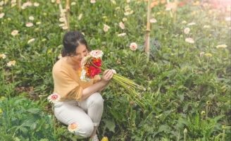 Lý Nhã Kỳ đẹp như thiên thần trong chính khu vườn mình tự tay chăm sóc