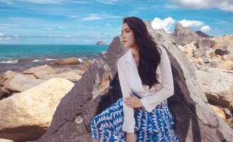 Lý Nhã Kỳ diện trang phục trắng khoe vẻ tinh khôi tại Côn Đảo