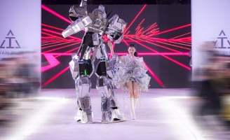 Mẫu nhí Bảo Hà tự tin catwalk cùng robot 
