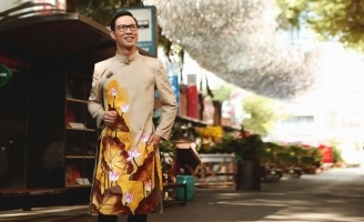 MC Anh Quân lịch lãm, phong độ trong áo dài Việt Hùng