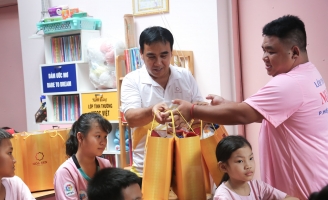 MC Quyền Linh ghé thăm lớp học tình thương của thầy giáo “gieo chữ” miễn phí suốt 14 năm