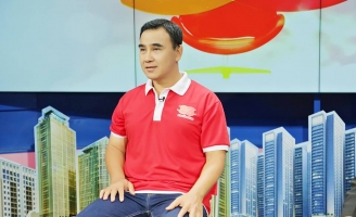 MC Quyền Linh mang dép tổ ong dẫn chương trình chuyên mục “Ghế Nóng” trên HTV9