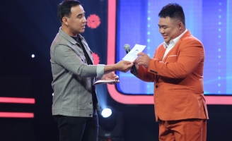MC Quyền Linh tặng 15 triệu đồng cho thầy giáo 14 năm dạy chữ miễn phí cho trẻ em nghèo