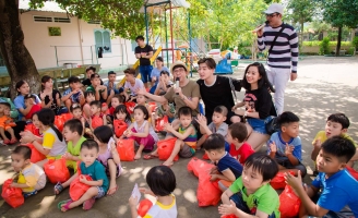 Minh Nhí, Long Nhật đi trao quà trung thu sớm cho trẻ mồ côi