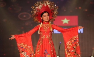 Miss Grand International 2017: Huyền My tự tin giới thiệu áo dài Việt trong phần thi trang phục dân 