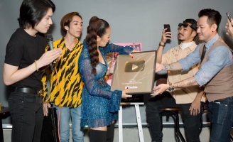 Nam Thư khui nút vàng YouTube trong buổi fanmeeting