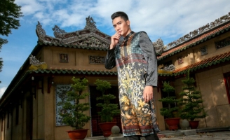 Nam vương Lương Gia Huy khoe vẻ uy quyền trong Áo dài Việt Hùng