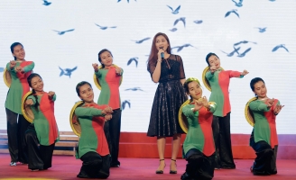 Nghệ sĩ cải lương Như Huỳnh khoe “mặt mộc” tập luyện tích cực cùng vũ đoàn