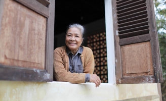 Nghệ sĩ Tú Trinh tiết lộ bí mật về đoàn phim Lật Mặt: Nhà có khách 