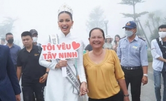 Ngọc Châu đẹp lộng lẫy trong chuyến về thăm quê nhà