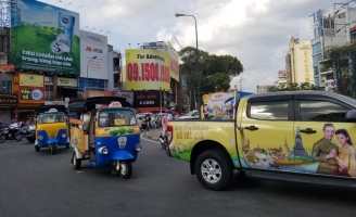 Người dân Tp.HCM và Hà Nội hào hứng với xe Tuk Tuk trên đường phố