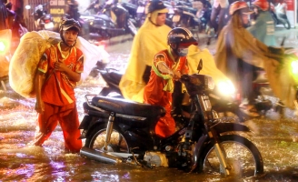 Người Sài Gòn với những khoảnh khắc khốn khổ trong biển nước đêm thứ bảy