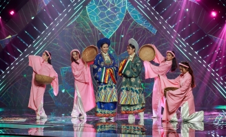 Nguyên Vũ “chặt chém” Dương Hồng Loan với chiếc áo dài có tà “vĩ đại”