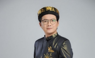 Nhà báo- MC Phước Lập nặng tình cùng Đại sứ áo dài Việt Nam